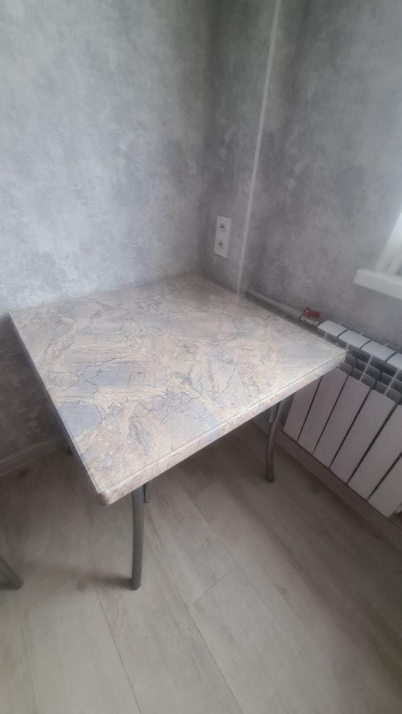 Продам стол кухонный