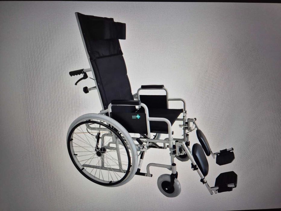Wózek inwalidzki z rozkładanym oparciem