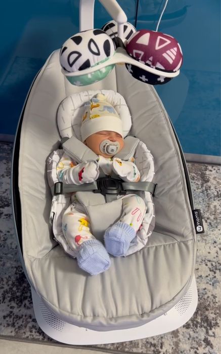 Дитячий захитуючий центр mamaRoo 5.0 з вкладишем для новонароджених