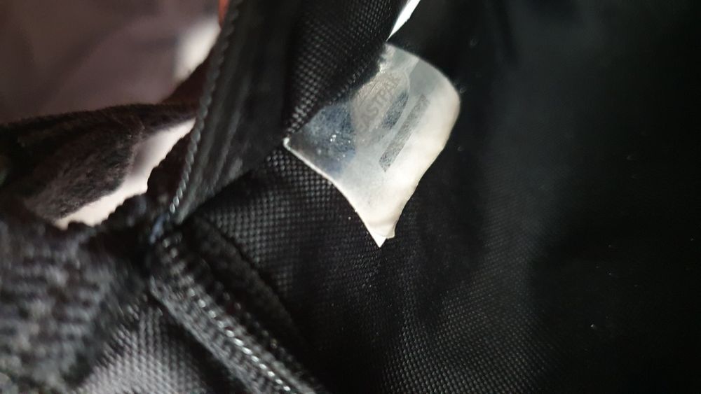 Bolsa Eastpak de tiracolo, fina e resistente