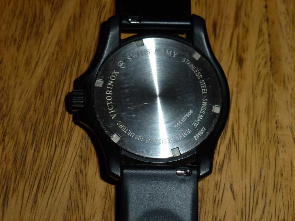 2x Zegarek wojskowy: VICTORINOX Swiss Army 241517 + CASIO MRW-200H