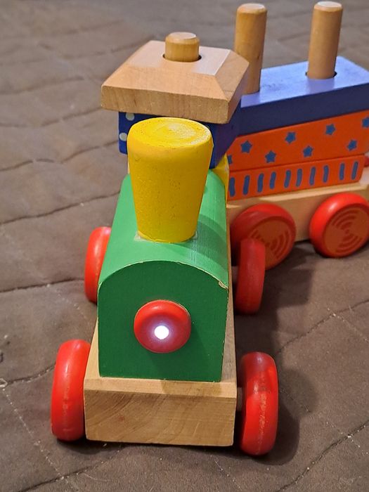 Pociąg drewniany z wagonami