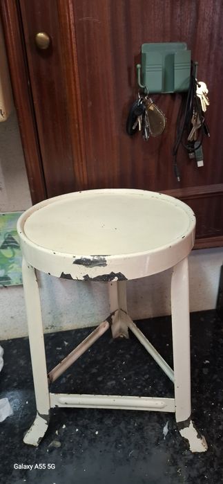 Antigo banco em metal