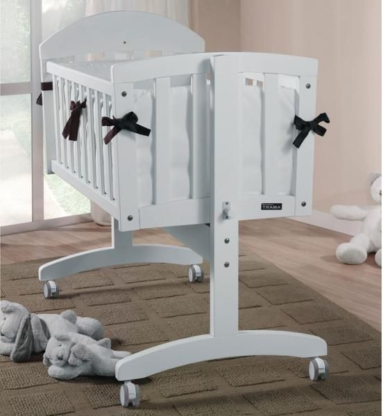 Berço branco marca trama com rodas