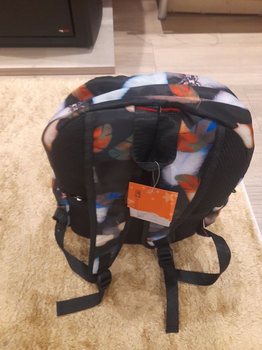 Mochila escolar nova com etiqueta.
