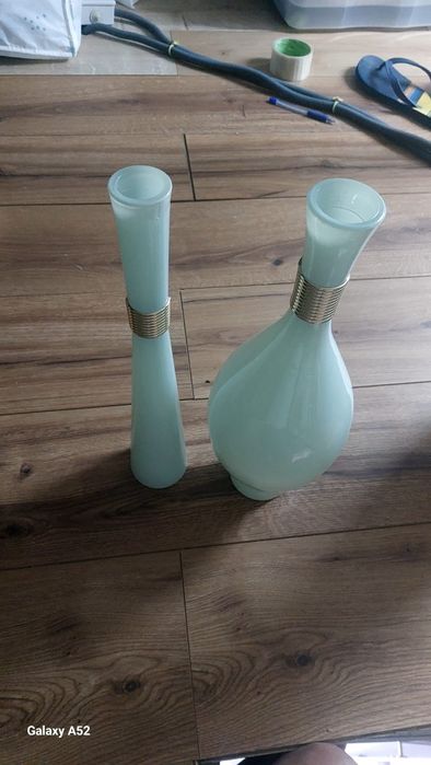 Duas jarras de cor branca decorativas