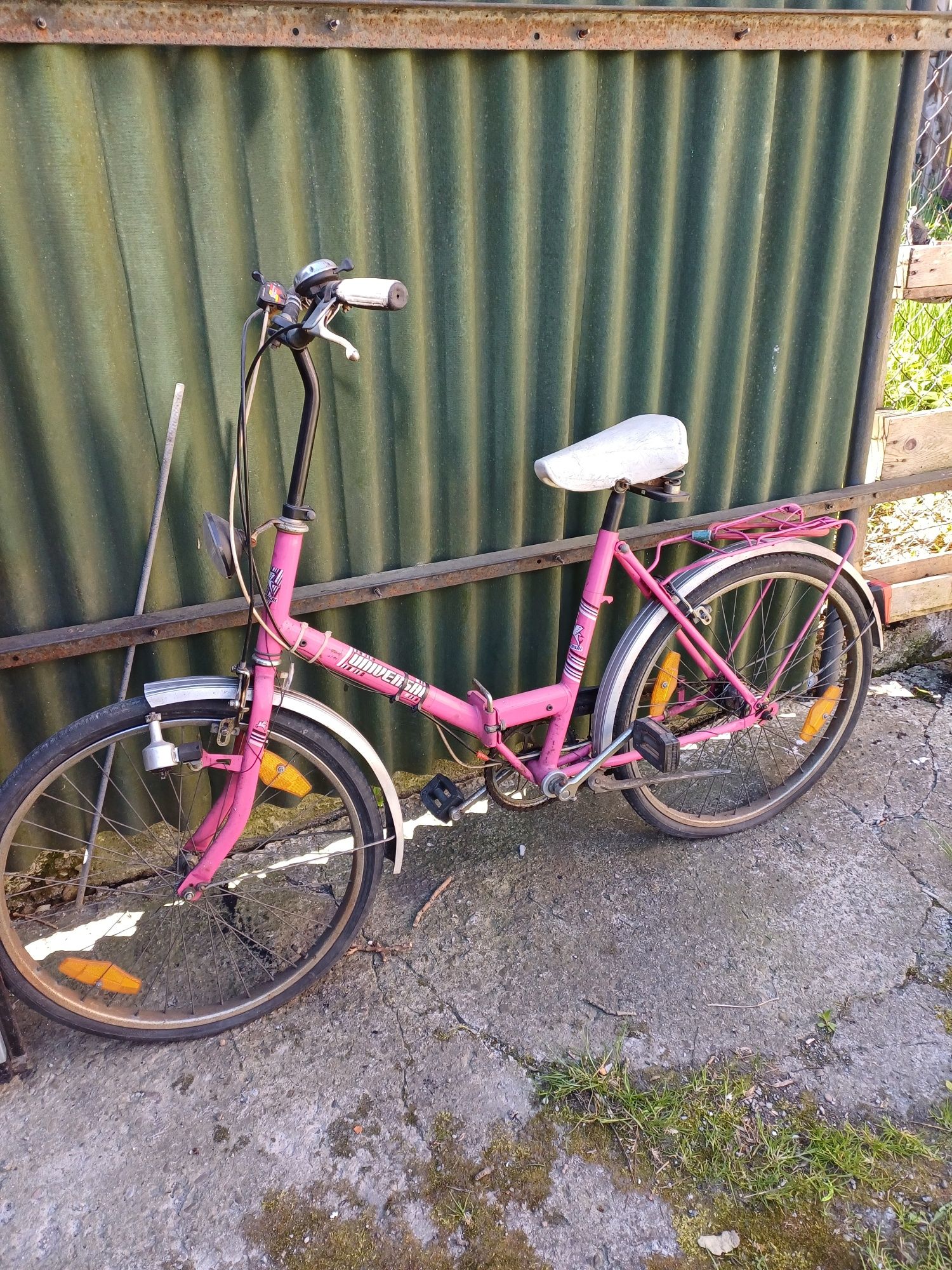 Stary różowy rower PRL