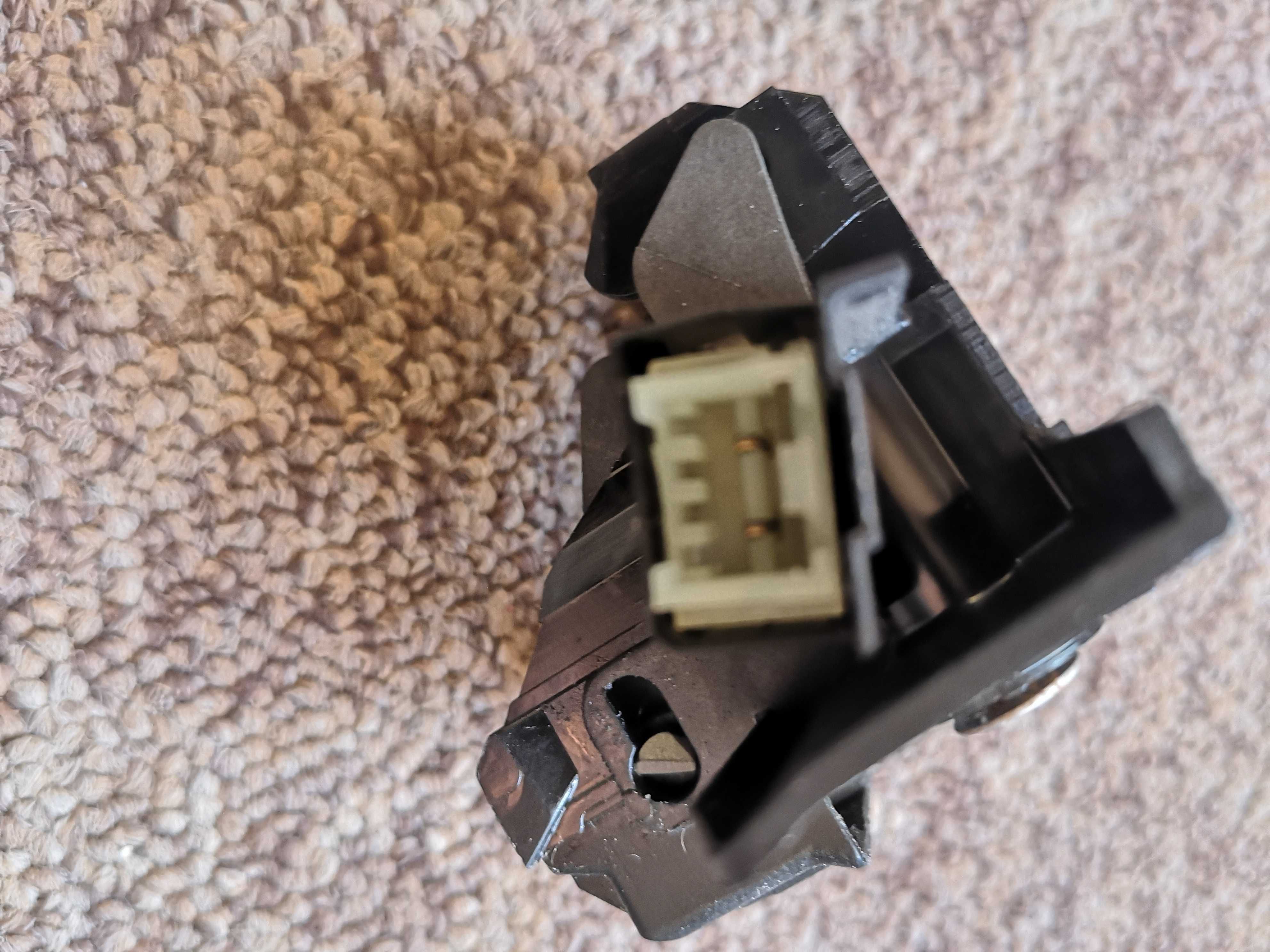 Blokada / zamek drzwi do zmywarki Electrolux ESI4500ROX (KLR3189A)