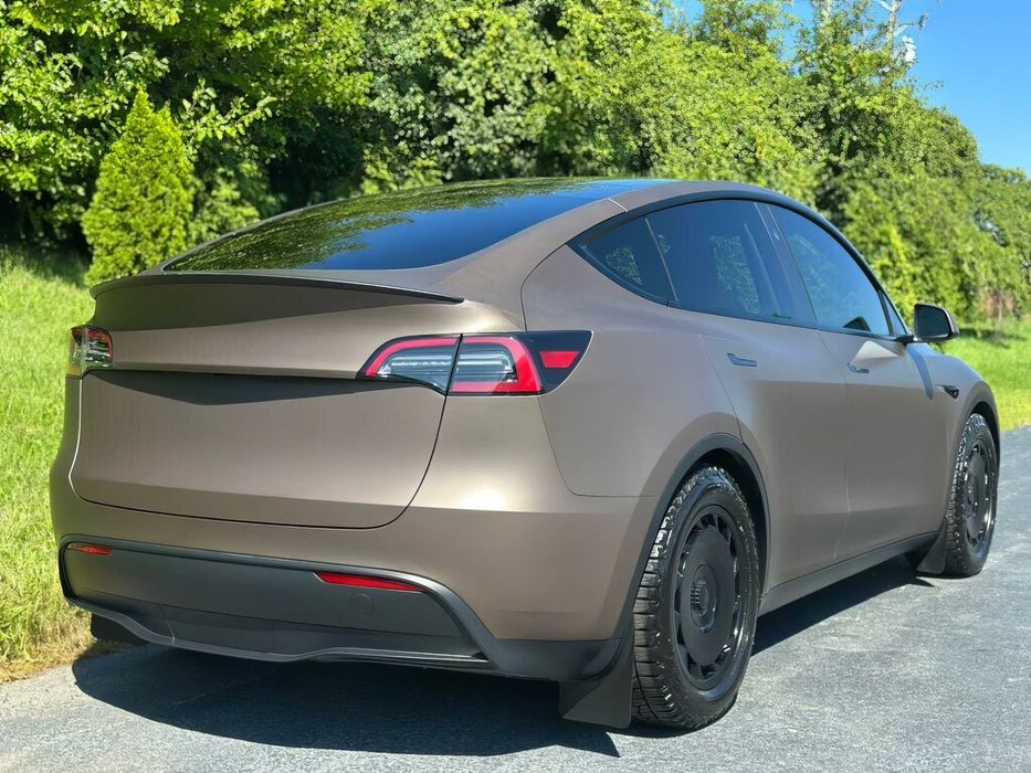 Tesla Model Y      2023