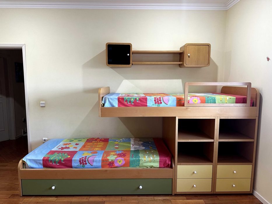 Quarto completo com 2 colchões e estrados – pronto a usar