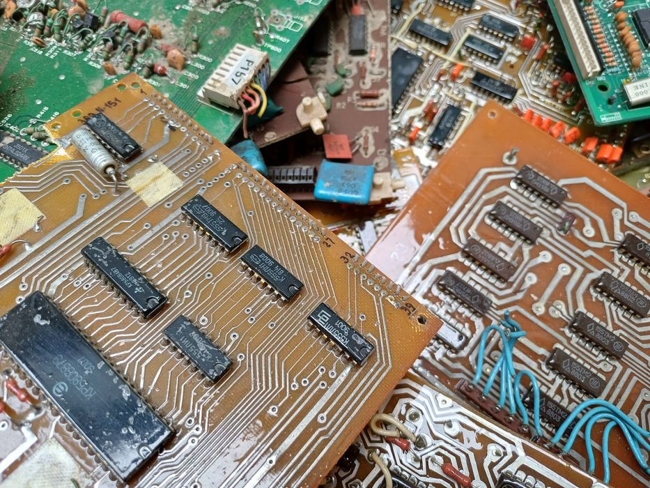 Микросхемы на платах больше 800шт, разные.