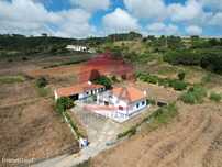 Moradia isolada térrea T3+1 localizada em Olho Marinho - Óbidos