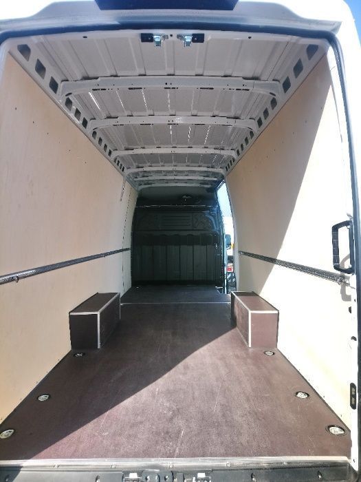 Iveco Daily L4H3 Zabudowa podłogi, boków i drzwi w aucie dostawczym