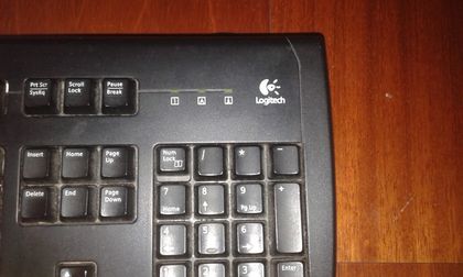 Teclado da marca Logitech a funcionar