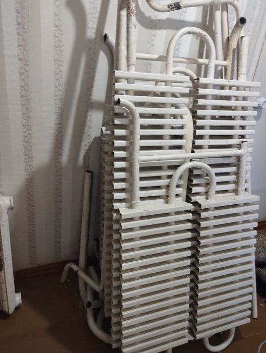 Продам б/у батареи стальные разных размеров.