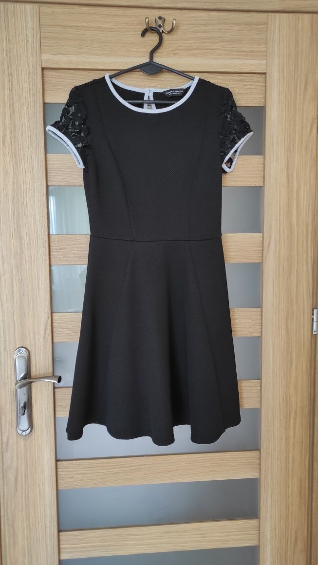 Czarna sukienka z koronką M Dorothy Perkins