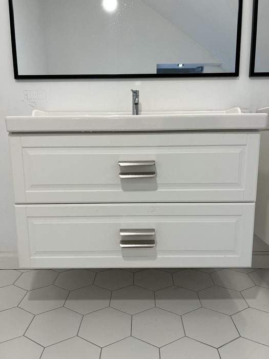 2x umywalka z szafką wiszącą