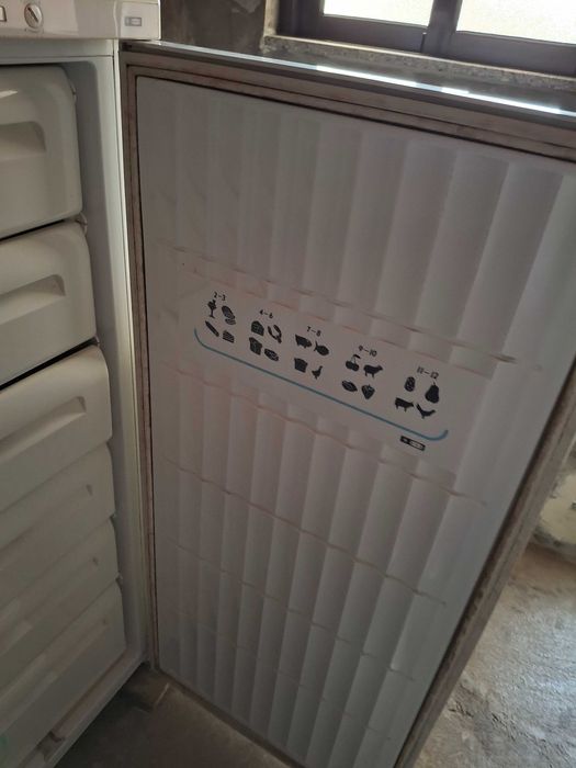 Arca frigorifica so com algumas manchas de ferruguem na porta