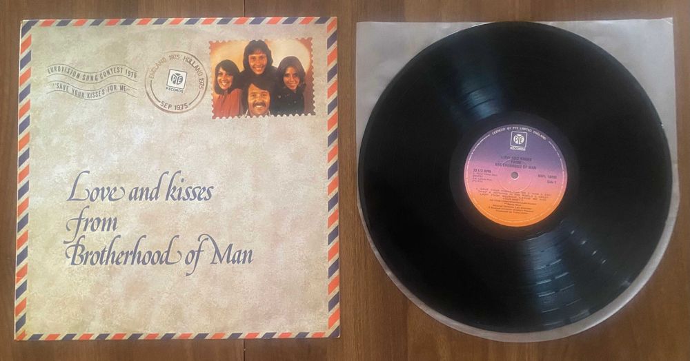 Disco de vinil: Love and Kisses dos Brotherhood of Man.