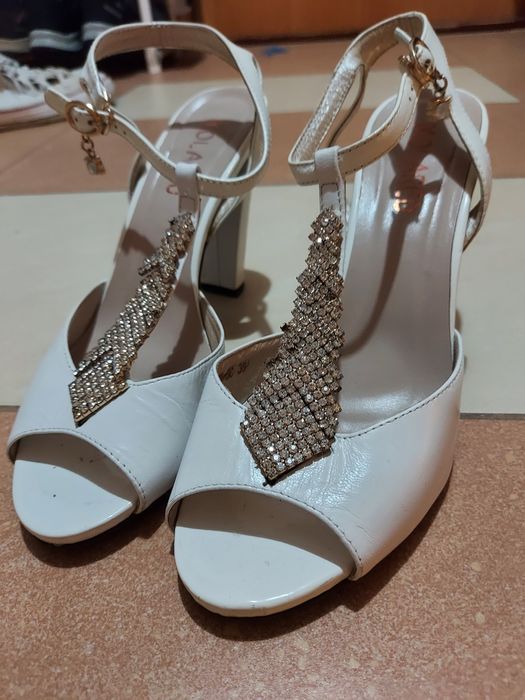 Białe sandały na wysokim obcasie