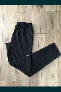 Czarne spodnie dresowe Nike Dri-Fit bialy haft rozm. S