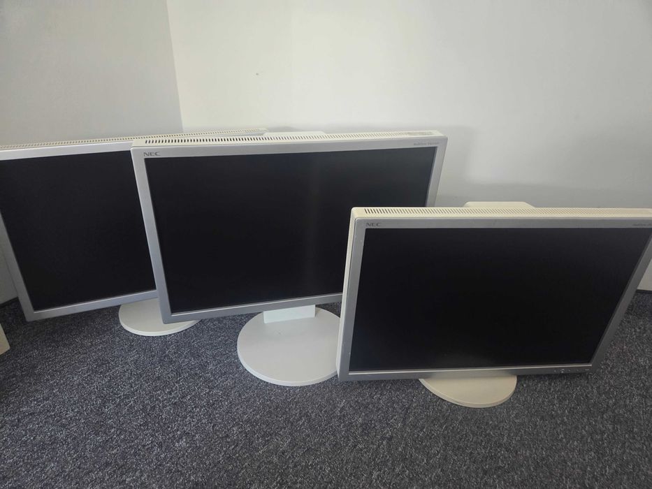 3 monitory NEC MultiSync EA241WM 1920 × 1200 (WUXGA)
