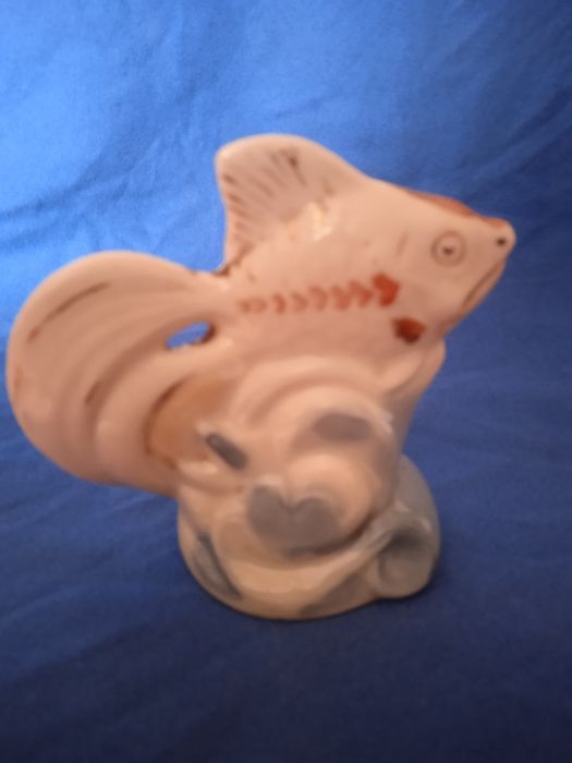 Фарфоровая статуэтка золотая рыбка