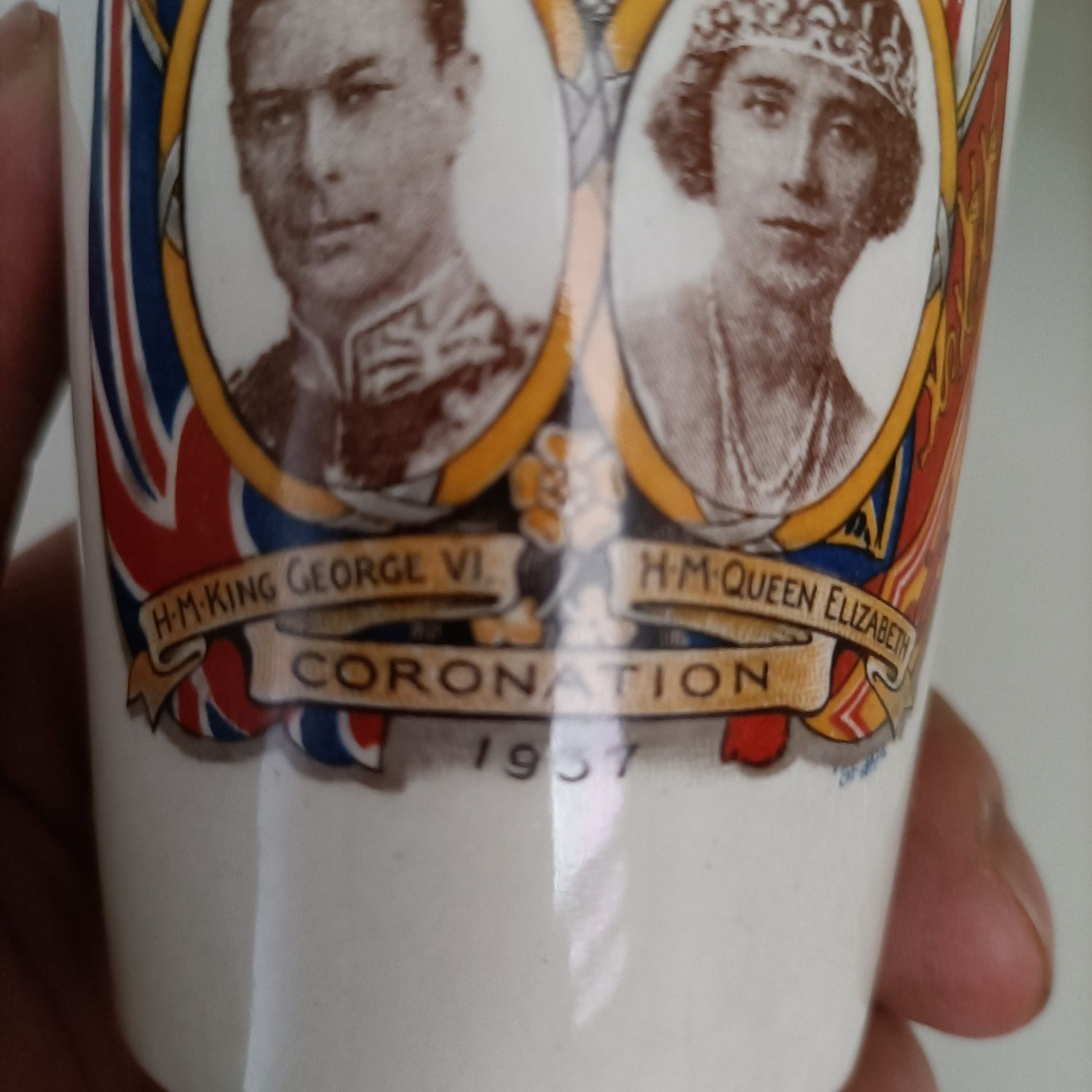 Copo comemorativo da coroação dos reis George VI e rainha Elizabeth