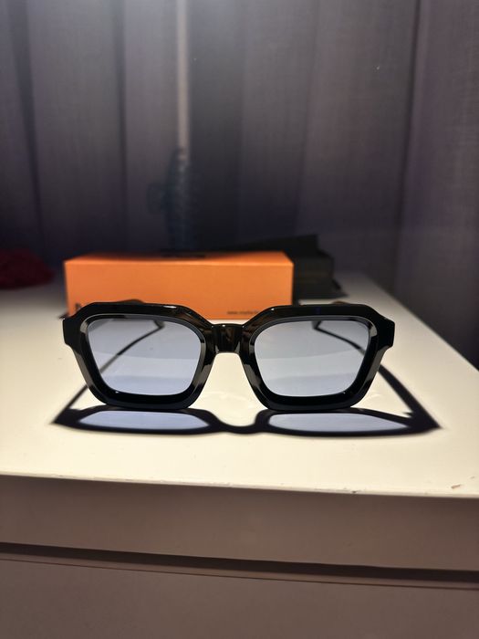 Óculos pretos com lentes azuis