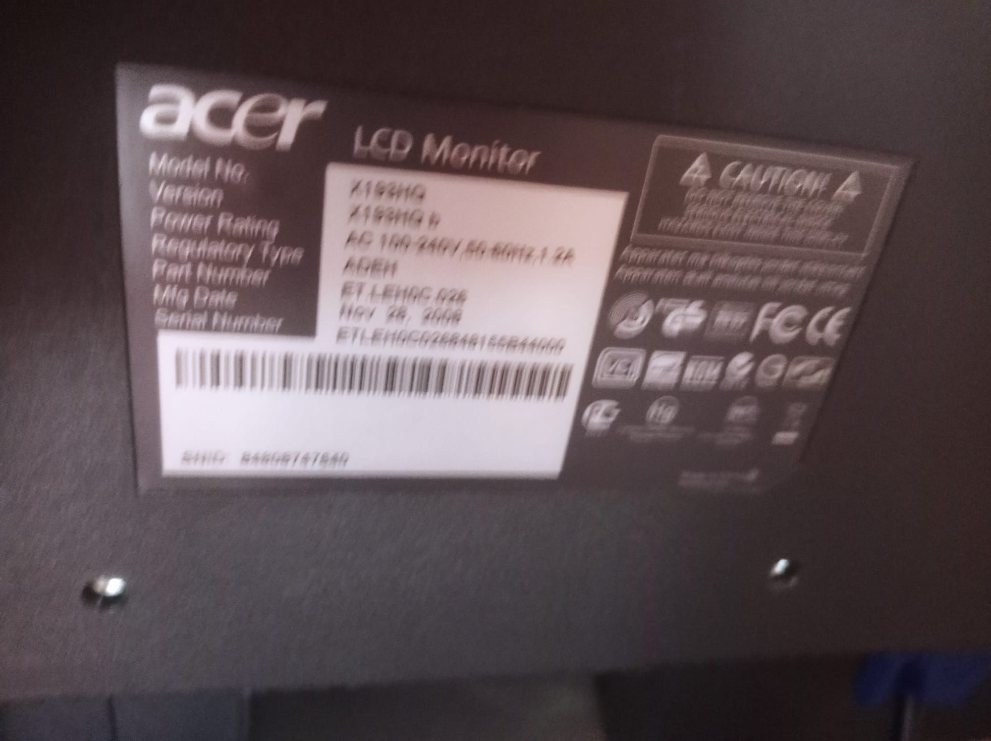 PC com monitor, teclado, rato