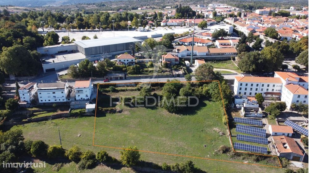 Terreno com cerca de 8000 m2 em Trancoso