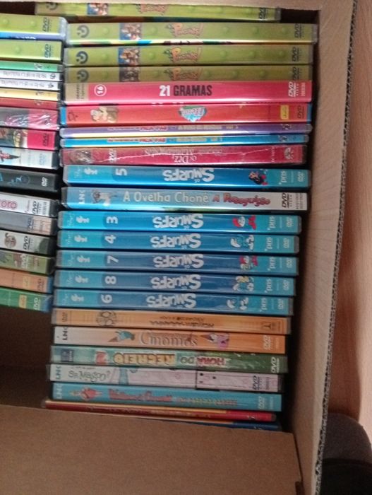 Caixa com 39 DVDs