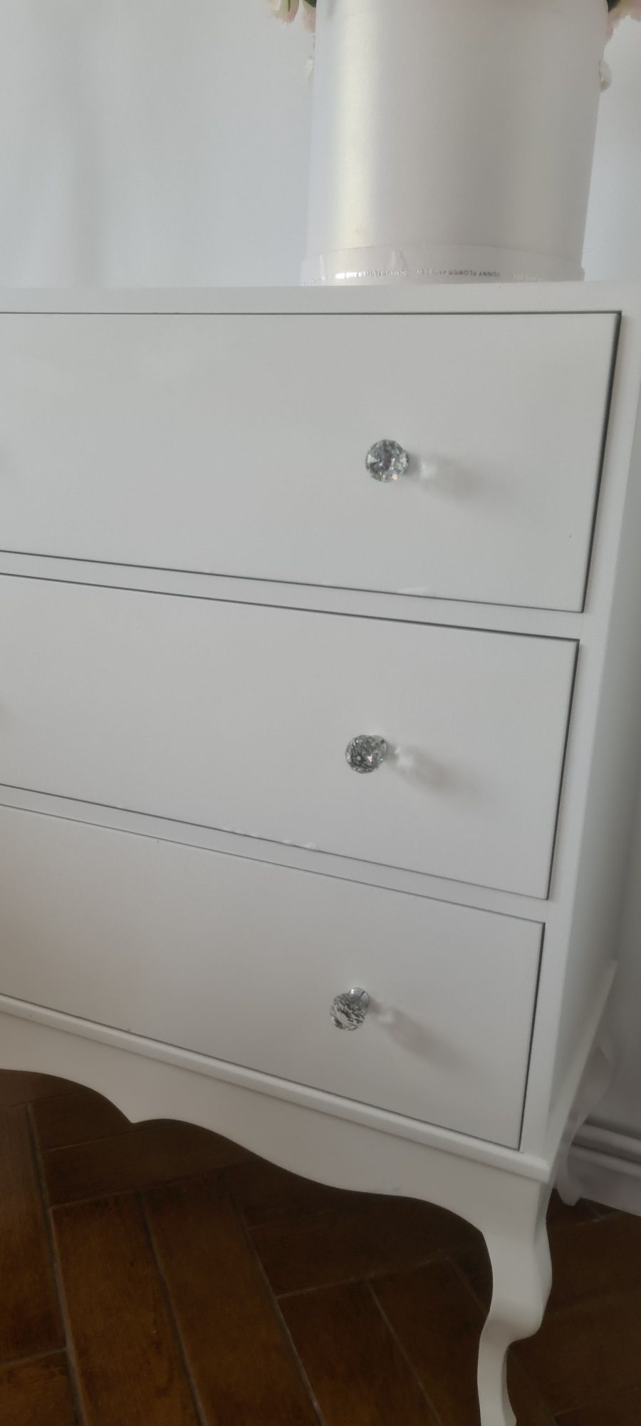 Komoda na stopkach Elegancka