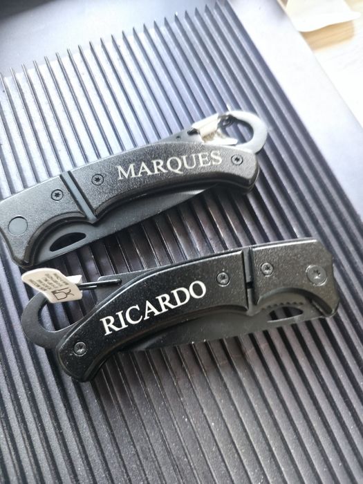 Faca de bolso com mosquetão personalizada ao teu gosto