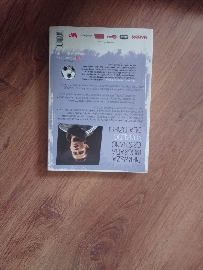 4 Książki o piłce nożnej .