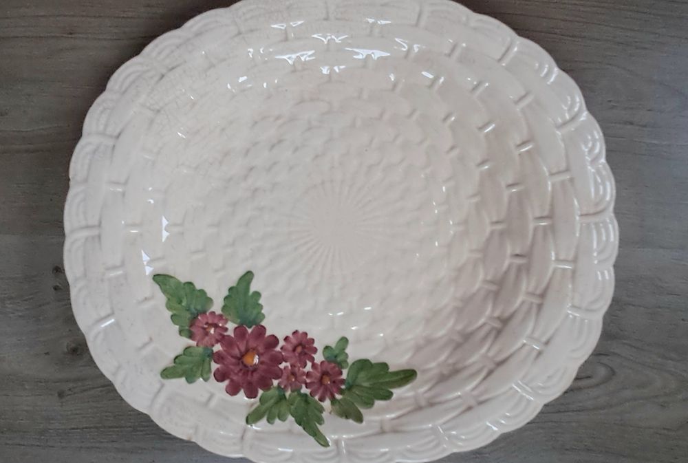 Travessa oval antiga, em faiança portuguesa 
Com algumas marcas de uso