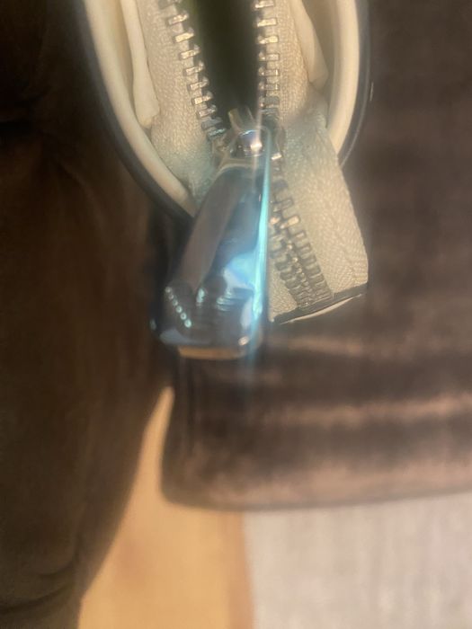 Mala da marca Armani Jeans.