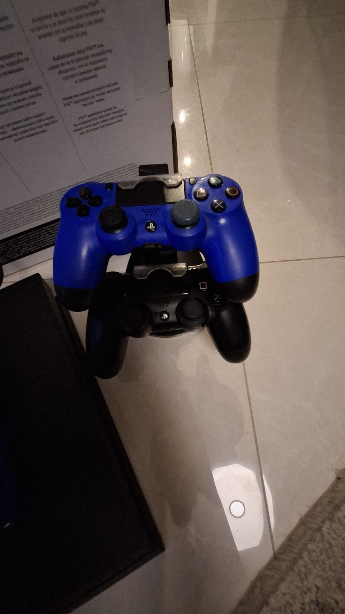 PS 4 + 2 gry i ładowarka