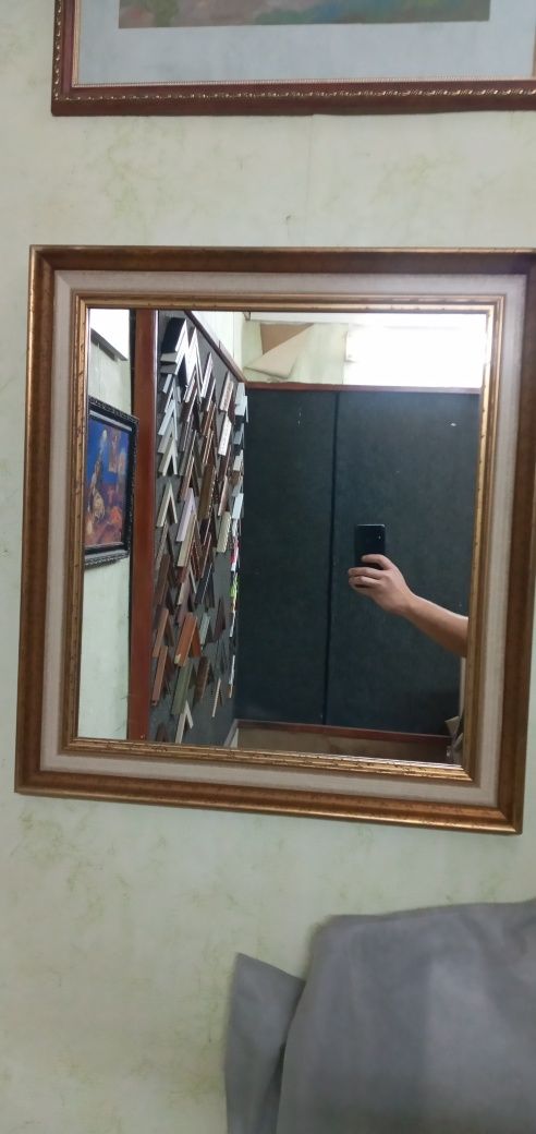 Зеркало у класній рамі.