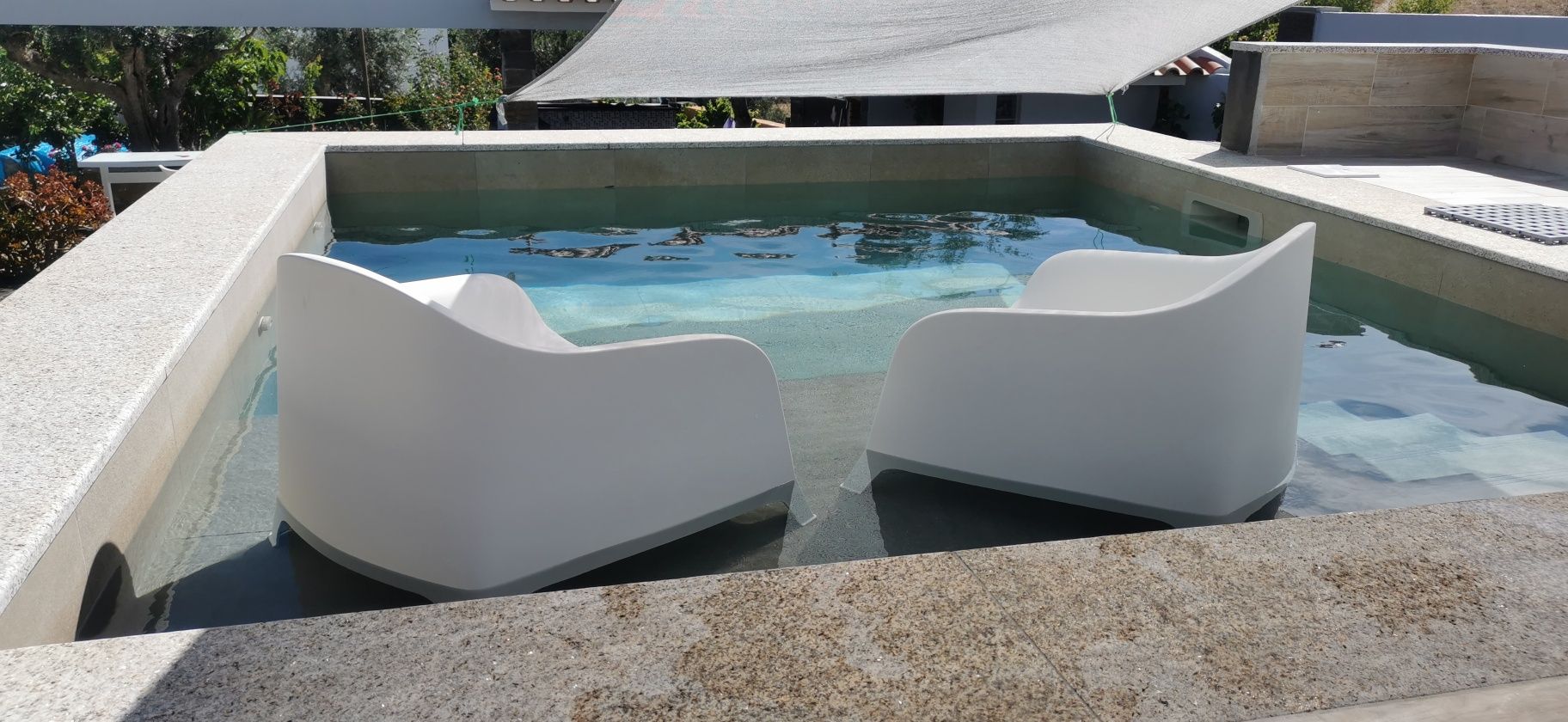 Poltronas de exterior, brancas (1 ou 2).