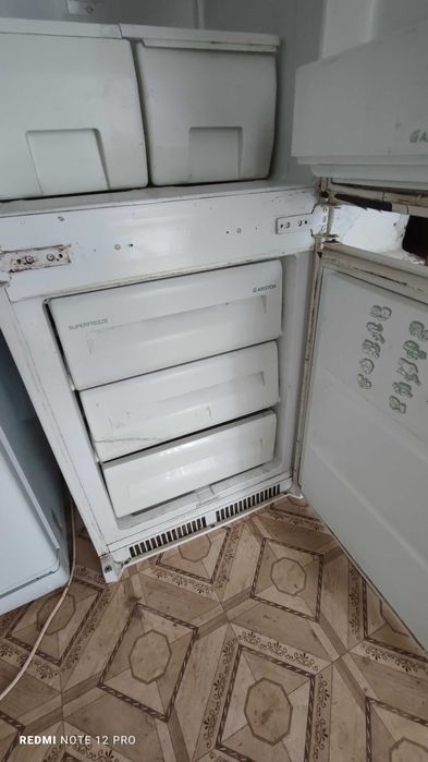 Двухкамерный холодильник Ariston 182 cм в рабочем состоянии. Встройка