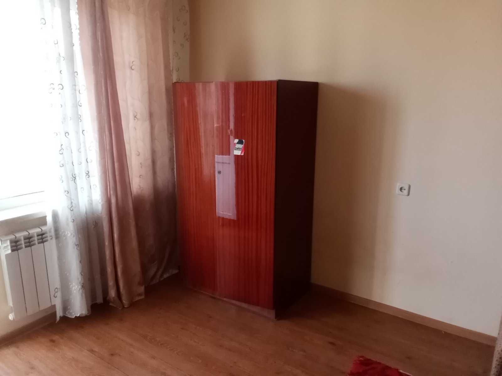 Шкаф платяной, двухстворчатый, советский 80 х годов.