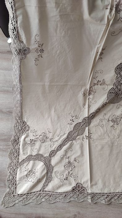 Toalha de mesa retangular bordada e com renda