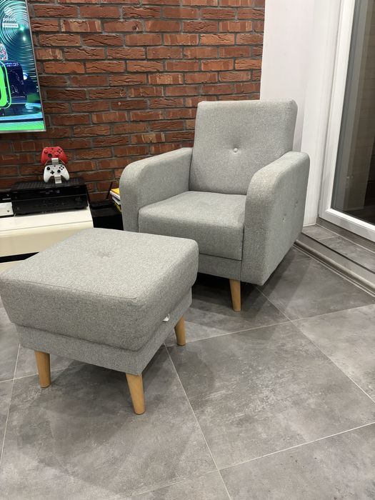 Fotel z pufa na drewnianych nozkach