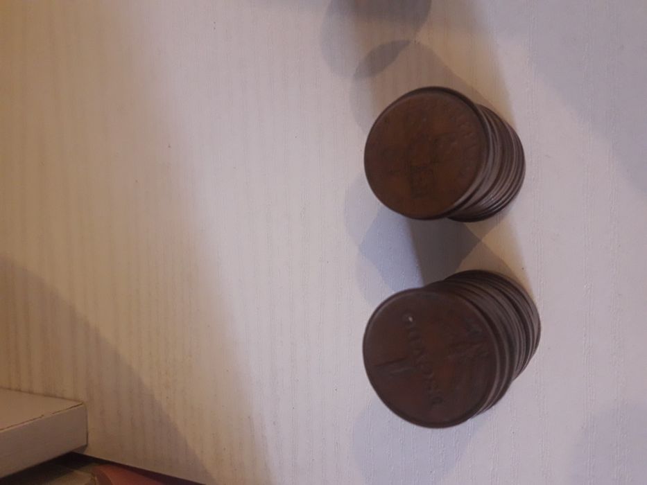 Moedas e notas variadas.