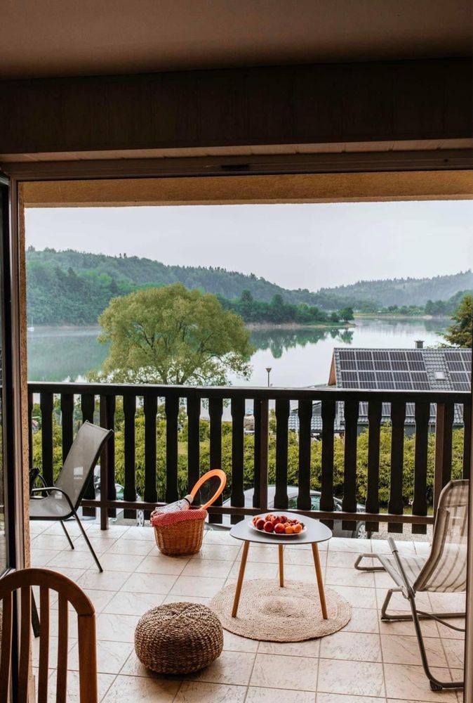Apartamenty nad samym jeziorem Bieszczady z widokiem na jezioro