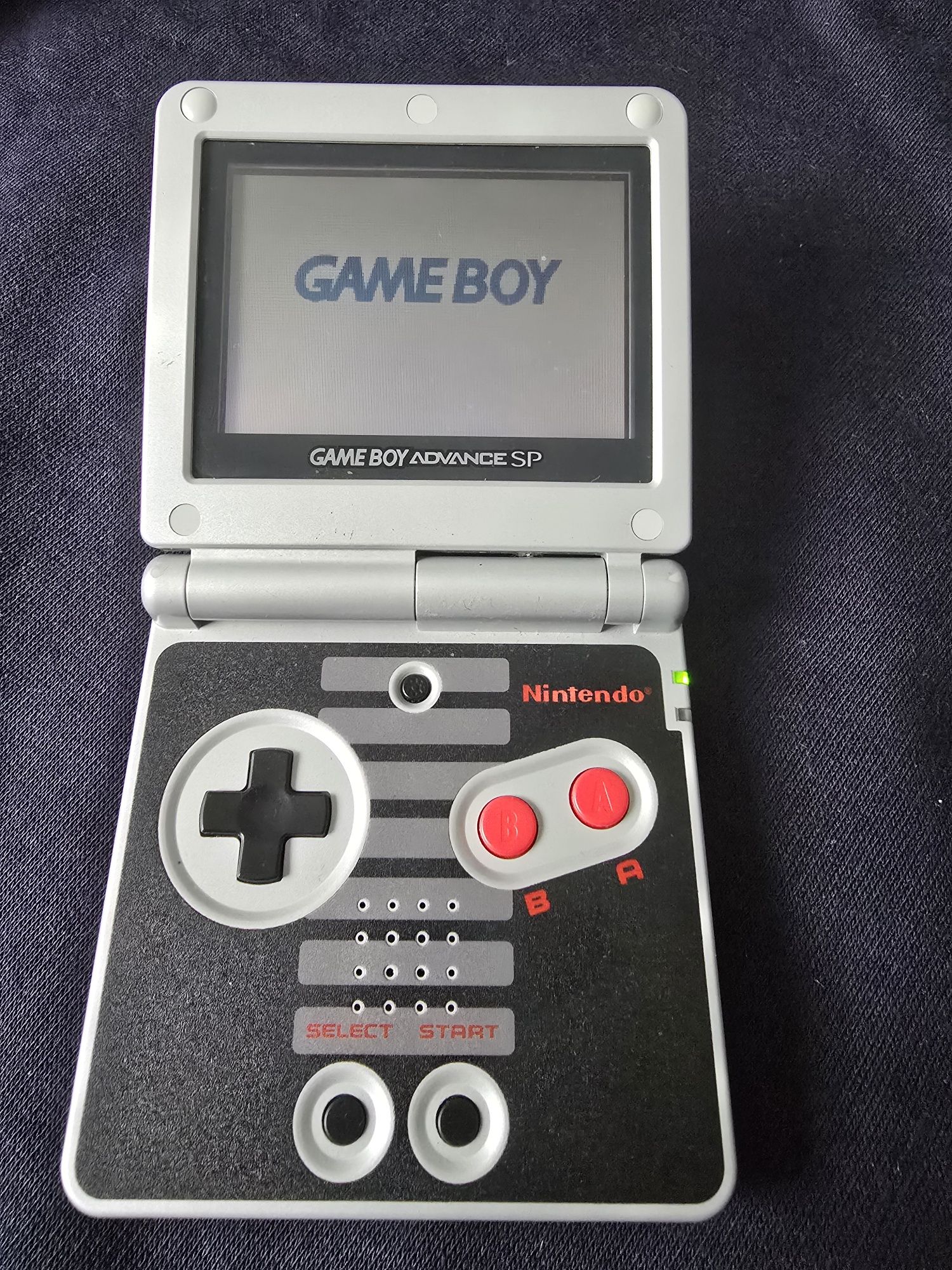 Nintendo Gameboy Advance SP (NES limited edition)