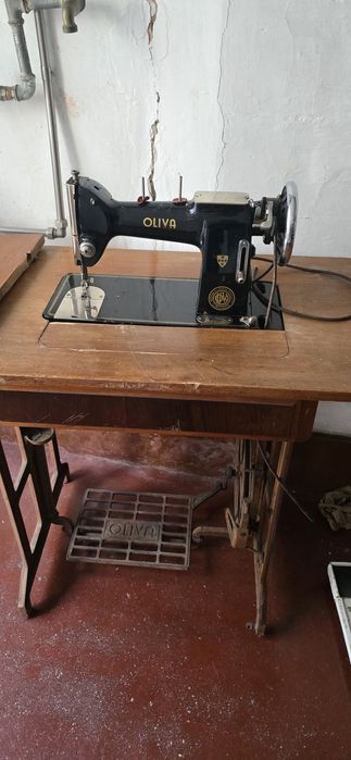 Máquina de custura antiga Oliva