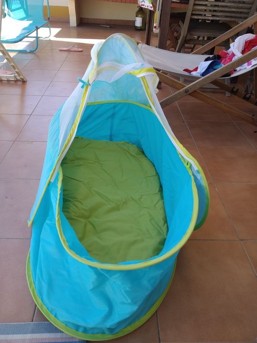 Berço dobrável de praia com mosquiteiro