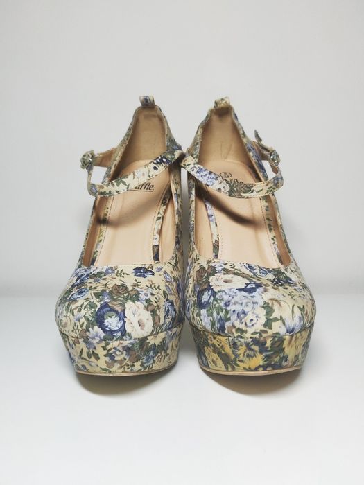 Kremowe szpilki w kwiaty Truffle, rozmiar 39